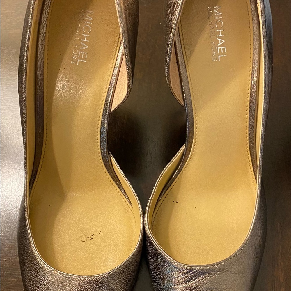 Michael Kors pewter color pumps